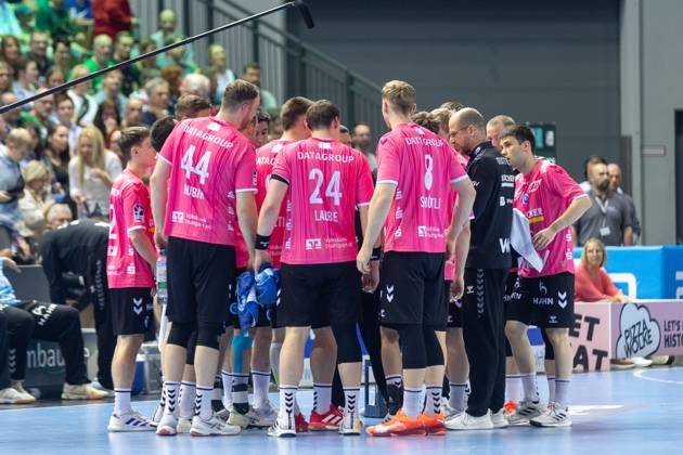 Juergen Schweikardt TVB Stuttgart, Coach takes a time-out GER, HSG Wetzlar vs TVB Stuttgart Stuttgart, Handball, 1 Bundesliga Men, Matchday 25, Season 2024 2025, 04 04 2025 GER, HSG Wetzlar vs TVB Stuttgart, Handball, 1 Bundesliga Men, Matchday 25, Season 2024 2025, 04 04 2025 Wertzlar Copyright: xEibner-Pressefoto GerhardxWingenx EP_GWR