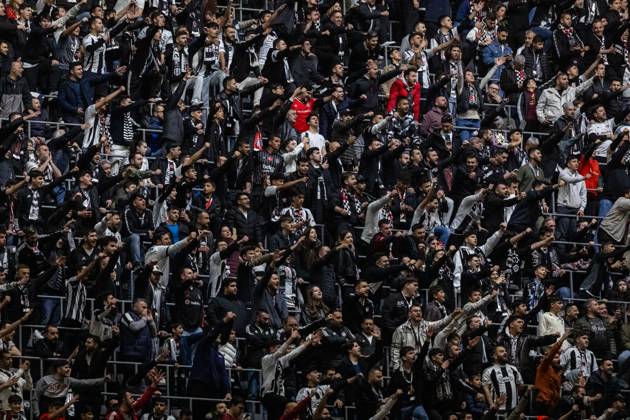 Besiktas v Goztepe - Ziraat Turkish Cup - Quarter Final Besiktas fans scream in the stands before the match between Besiktas and Goztepe at the the quarter final of Turkish Cup. The match took place at Tupras Stadium on April 3, 2025 Istanbul Istanbul Turkey Copyright: xBurakxBasturkx