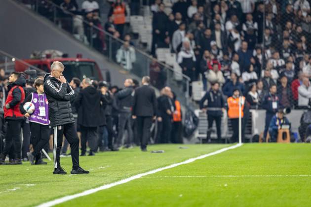 Besiktas v Goztepe - Ziraat Turkish Cup - Quarter Final Ole Gunnar Solskjaer from Besiktas watchs the players during the match between Besiktas and Goztepe at the the quarter final of Turkish Cup. The match took place at Tupras Stadium on April 3, 2025 Istanbul Istanbul Turkey Copyright: xBurakxBasturkx