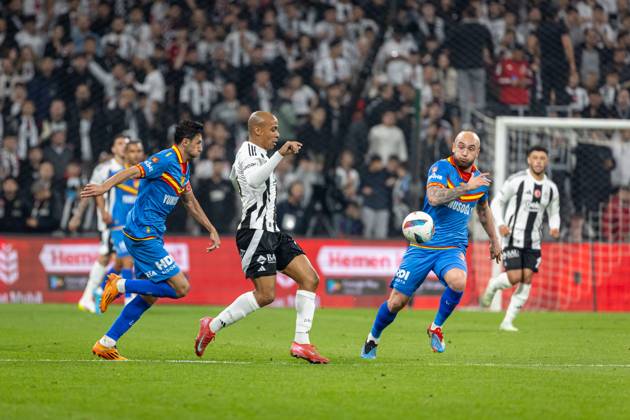 Besiktas v Goztepe - Ziraat Turkish Cup - Quarter Final Joao Mario from Besiktas controls the ball during the match between Besiktas and Goztepe at the the quarter final of Turkish Cup. The match took place at Tupras Stadium on April 3, 2025 Istanbul Istanbul Turkey Copyright: xBurakxBasturkx