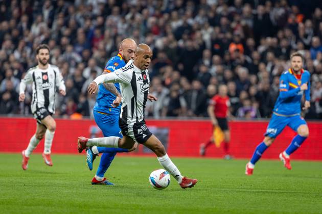 Besiktas v Goztepe - Ziraat Turkish Cup - Quarter Final Joao Mario from Besiktas controls the ball during the match between Besiktas and Goztepe at the the quarter final of Turkish Cup. The match took place at Tupras Stadium on April 3, 2025 Istanbul Istanbul Turkey Copyright: xBurakxBasturkx