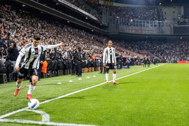 Besiktas v Goztepe - Ziraat Turkish Cup - Quarter Final Milot Rashica from Besiktas shoots corner during the match between Besiktas and Goztepe at the the quarter final of Turkish Cup. The match took place at Tupras Stadium on April 3, 2025 Istanbul Istanbul Turkey Copyright: xBurakxBasturkx