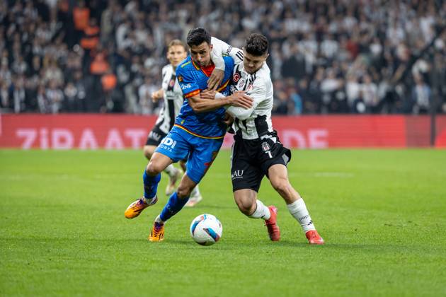 Besiktas v Goztepe - Ziraat Turkish Cup - Quarter Final Milot Rashica from Besiktas fights for the ball during the match between Besiktas and Goztepe at the the quarter final of Turkish Cup. The match took place at Tupras Stadium on April 3, 2025 Istanbul Istanbul Turkey Copyright: xBurakxBasturkx