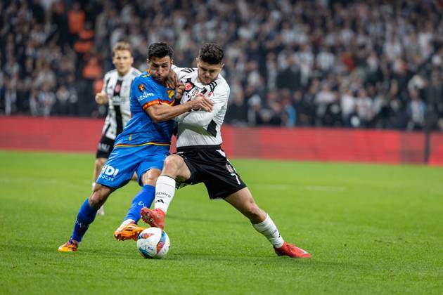 Besiktas v Goztepe - Ziraat Turkish Cup - Quarter Final Milot Rashica from Besiktas fights for the ball during the match between Besiktas and Goztepe at the the quarter final of Turkish Cup. The match took place at Tupras Stadium on April 3, 2025 Istanbul Istanbul Turkey Copyright: xBurakxBasturkx