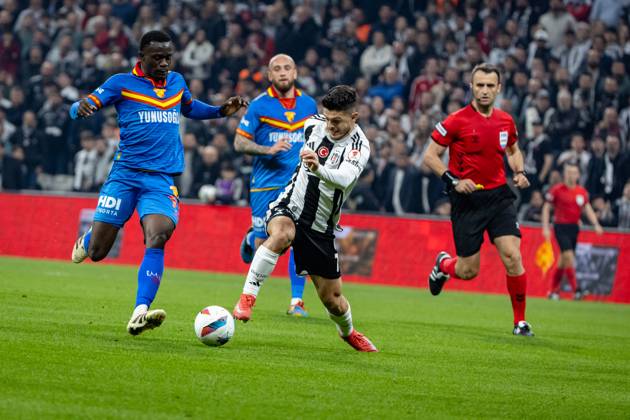Besiktas v Goztepe - Ziraat Turkish Cup - Quarter Final Milot Rashica from Besiktas fights for the ball during the match between Besiktas and Goztepe at the the quarter final of Turkish Cup. The match took place at Tupras Stadium on April 3, 2025 Istanbul Istanbul Turkey Copyright: xBurakxBasturkx