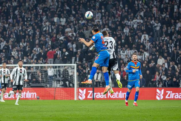 Besiktas v Goztepe - Ziraat Turkish Cup - Quarter Final Koray Gunter from Goztepe SK and Ernest Muci from Besiktas fight fot the ball during the match between Besiktas and Goztepe at the the quarter final of Turkish Cup. The match took place at Tupras Stadium on April 3, 2025 Istanbul Istanbul Turkey Copyright: xBurakxBasturkx