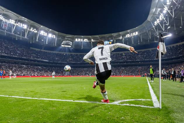 Besiktas v Goztepe - Ziraat Turkish Cup - Quarter Final Milot Rashica from Besiktas kick the corner during the match between Besiktas and Goztepe at the the quarter final of Turkish Cup. The match took place at Tupras Stadium on April 3, 2025 Istanbul Istanbul Turkey Copyright: xBurakxBasturkx