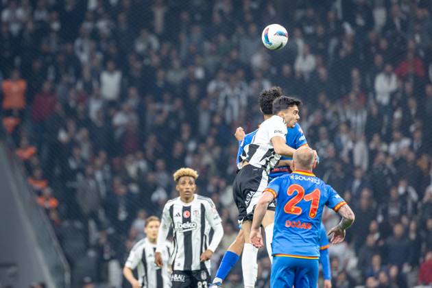 Besiktas v Goztepe - Ziraat Turkish Cup - Quarter Final Besiktas and Goztepe players fight in the air for the ball during the match between Besiktas and Goztepe at the the quarter final of Turkish Cup. The match took place at Tupras Stadium on April 3, 2025 Istanbul Istanbul Turkey Copyright: xBurakxBasturkx