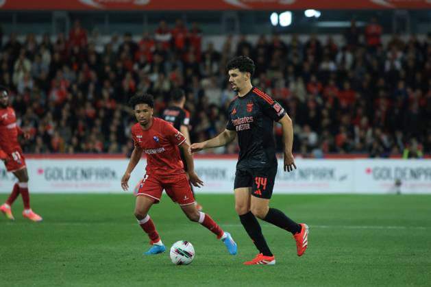 Gil Vicente F.C vs S.L.Benfica - Liga Portugal Tomas Araujo of S.L.Benfica and Tidjany Toure of Gil Vicente F.C during the match between Gil Vicente F.C vs S.L.Benfica - Liga Portugal, Estadio Cidade de Barcelos, Barcelos , Portugal (Photo by Tiago Cruz Avant Sports) Barcelos Estadio Cidade de Barcelos Portugal Copyright: xTiagoxCruzx xAvantxSportsx