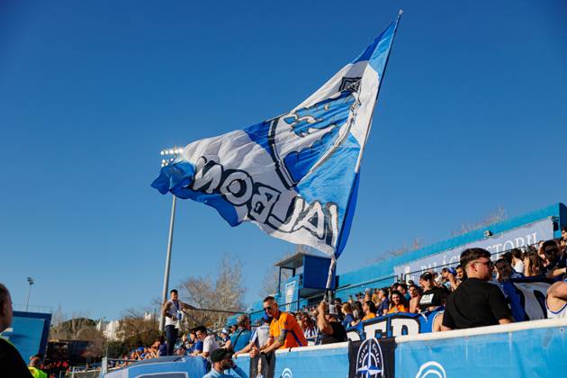 Fans of FC Porto seen during Liga Portugal game between teams of GD Estoril Praia and FC Porto at Estadio Antonio Coimbra da Mota (Maciej Rogowski) Estoril Estadio Antonio Coimbra da Mota Portugal Copyright: xMaciejxRogowskix estorilvsfcp-093
