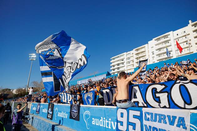 Fans of FC Porto seen during Liga Portugal game between teams of GD Estoril Praia and FC Porto at Estadio Antonio Coimbra da Mota (Maciej Rogowski) Estoril Estadio Antonio Coimbra da Mota Portugal Copyright: xMaciejxRogowskix estorilvsfcp-098
