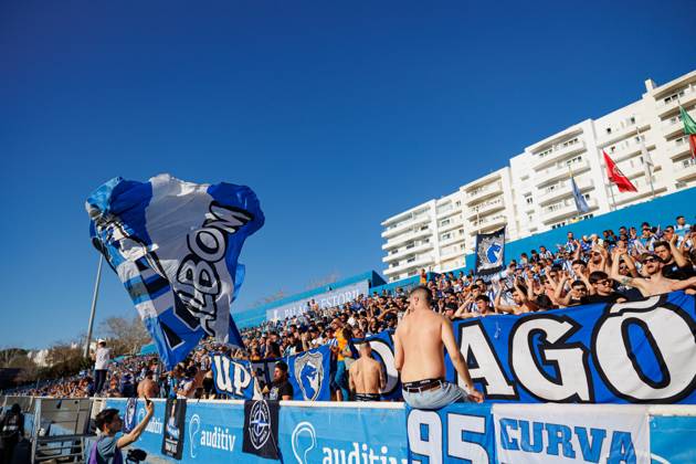 Fans of FC Porto seen during Liga Portugal game between teams of GD Estoril Praia and FC Porto at Estadio Antonio Coimbra da Mota (Maciej Rogowski) Estoril Estadio Antonio Coimbra da Mota Portugal Copyright: xMaciejxRogowskix estorilvsfcp-099