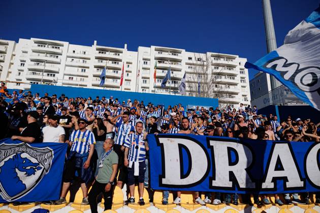 Fans of FC Porto seen during Liga Portugal game between teams of GD Estoril Praia and FC Porto at Estadio Antonio Coimbra da Mota (Maciej Rogowski) Estoril Estadio Antonio Coimbra da Mota Portugal Copyright: xMaciejxRogowskix estorilvsfcp-147