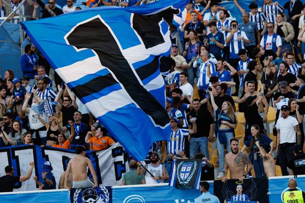 Fans of FC Porto seen during Liga Portugal game between teams of GD Estoril Praia and FC Porto at Estadio Antonio Coimbra da Mota (Maciej Rogowski) Estoril Estadio Antonio Coimbra da Mota Portugal Copyright: xMaciejxRogowskix estorilvsfcp-219