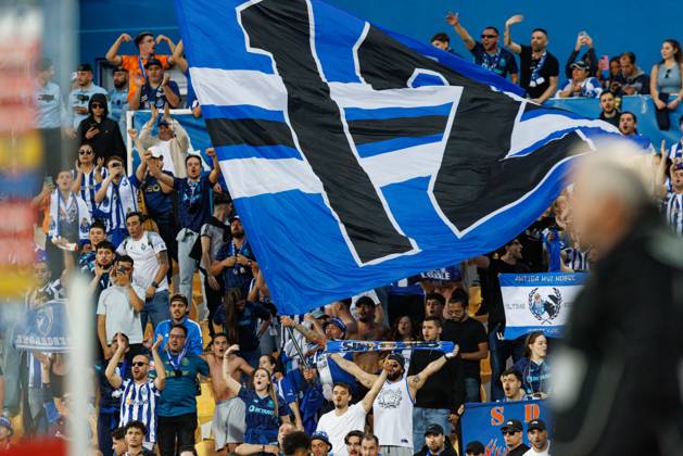 Fans of FC Porto seen during Liga Portugal game between teams of GD Estoril Praia and FC Porto at Estadio Antonio Coimbra da Mota (Maciej Rogowski) Estoril Estadio Antonio Coimbra da Mota Portugal Copyright: xMaciejxRogowskix estorilvsfcp-243