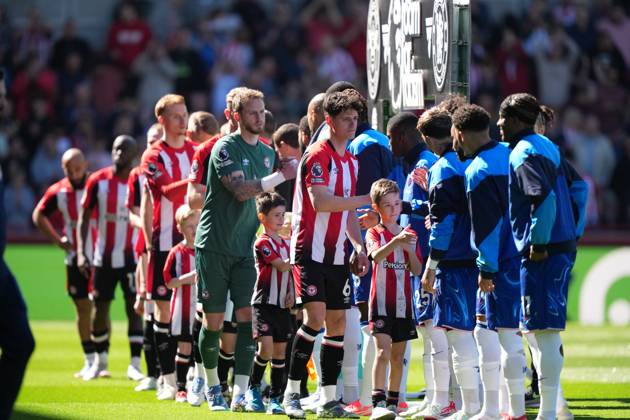 Brentford v Chelsea, Premier League, Football, Gtech Community Stadium, Brentford London, UK - 06 Apr 2025 Christian Norgaard of Brentford walks alone the Chelsea line-up prior to kick off. Brentford Gtech Community Stadium London GBR, UK NEWSPAPERS OUT Copyright: xSeanxRyanx