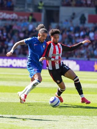 Brentford v Chelsea, Premier League, Football, Gtech Community Stadium, Brentford London, UK - 06 Apr 2025 Malo Gusto of Chelsea and Kevin Schade of Brentford Brentford Gtech Community Stadium London GBR, UK NEWSPAPERS OUT Copyright: xSeanxRyanx