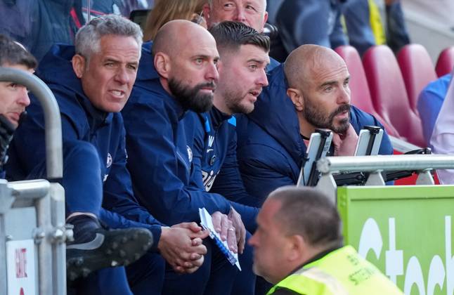 Brentford v Chelsea, Premier League, Football, Gtech Community Stadium, Brentford London, UK - 06 Apr 2025 Enzo Maresca manager (R) of Chelsea and the team bench Brentford Gtech Community Stadium London GBR, UK NEWSPAPERS OUT Copyright: xSeanxRyanx