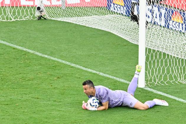 Fluminense x RedBull Bragantino RIO DE JANEIRO, RJ - 06.04.2025: FLUMINENSE X REDBULL BRAGANTINO - Goalkeeper Fábio during Fluminense x RedBull Bragantino held at Maracanã Stadium, for the 2nd round of the 2025 Brazilian Championship, on Sunday afternoon (06), in Rio de Janeiro, RJ. (Photo: Celso Pupo Fotoarena) x2717531x  CelsoxPupo