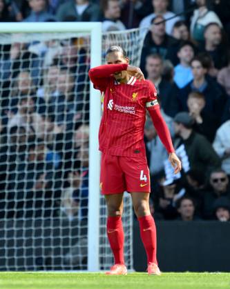 Football - 2024 2025 Premier League - Fulham vs Liverpool - Craven Cottage - Sunday 6th April 2025. Liverpool s Virgil van Dijk dejected as Fulham s Rodrigo Muniz scores his side s third goal. COLORSPORT Ashley Western