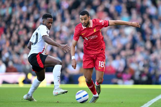 Football - 2024 2025 Premier League - Fulham vs Liverpool - Craven Cottage - Sunday 6th April 2025. Liverpool s Cody Gakpo holds off the challenge from Fulham™s Ryan Sessegnon. COLORSPORT Ashley Western