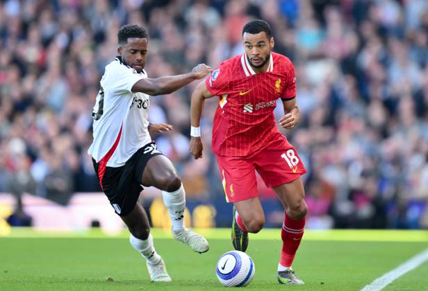 Football - 2024 2025 Premier League - Fulham vs Liverpool - Craven Cottage - Sunday 6th April 2025. Liverpool s Cody Gakpo holds off the challenge from Fulham™s Ryan Sessegnon. COLORSPORT Ashley Western