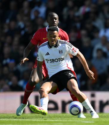 Football - 2024 2025 Premier League - Fulham vs Liverpool - Craven Cottage - Sunday 6th April 2025. Fulham s Rodrigo Muniz holds off the challenge from Liverpool s Ibrahima Konate. COLORSPORT Ashley Western