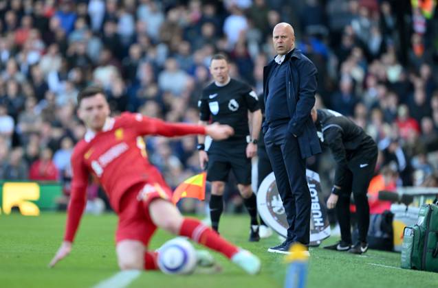Football - 2024 2025 Premier League - Fulham vs Liverpool - Craven Cottage - Sunday 6th April 2025. Liverpool s head coach Arne Slot looks on. COLORSPORT Ashley Western