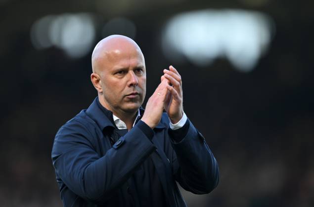 Football - 2024 2025 Premier League - Fulham vs Liverpool - Craven Cottage - Sunday 6th April 2025. Liverpool s head coach Arne Slot acknowledges the fans after their 3-2 defeat. COLORSPORT Ashley Western