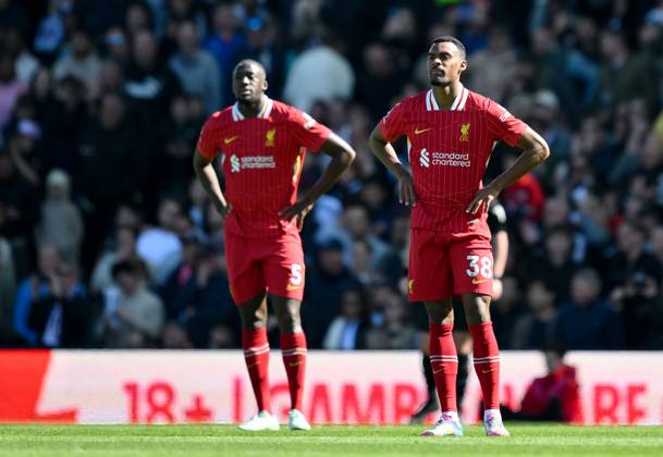 Football - 2024 2025 Premier League - Fulham vs Liverpool - Craven Cottage - Sunday 6th April 2025. Liverpool s Ryan Gravenberch (r) and Ibrahima Konate dejected as Fulham™s Alex Iwobi scores his side s second goal. COLORSPORT Ashley Western
