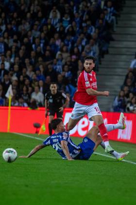 FC Porto v Lisboa e Benfica - Liga Portugal Betclic Kokcu plays during the match of the 28th round of the 2024 25 Liga Portugal between FC Porto and SL Benfica at Estadio do Dragao in Porto, Portugal, on April 6, 2025. Porto Portugal Copyright: xSergioxMendesx originalFilename:pereira-fcportov240406_np3In