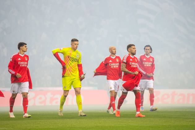 FC Porto v Lisboa e Benfica - Liga Portugal Betclic The Benfica team stands before the match of the 28th round of the Portugal League 2024 25 between FC Porto and SL Benfica at Estadio do Dragao in Porto, Portugal, on April 6, 2025. Porto Portugal Copyright: xSergioxMendesx originalFilename:pereira-fcportov240406_np3Oh