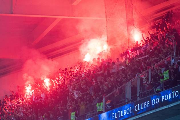 FC Porto v Lisboa e Benfica - Liga Portugal Betclic Benfica fans attend the match of the 28th round of the 2024 25 Liga Portugal between FC Porto and SL Benfica at Estadio do Dragao in Porto, Portugal, on April 6, 2025. Porto Portugal Copyright: xSergioxMendesx originalFilename:pereira-fcportov240406_np4GA