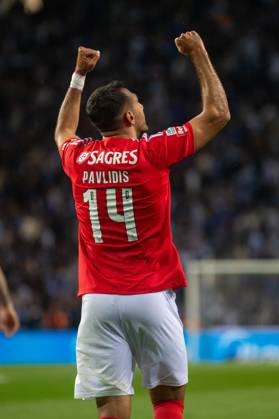 FC Porto v Lisboa e Benfica - Liga Portugal Betclic Pavlidis celebrates scoring a goal during the Liga Portugal matchday 28 between FC Porto and SL Benfica at Estadio do Dragao in Porto, Portugal, on April 6, 2025. Porto Portugal Copyright: xSergioxMendesx originalFilename:pereira-fcportov240406_npAVQ