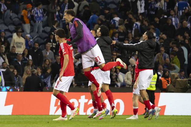 FC Porto v Lisboa e Benfica - Liga Portugal Betclic The team of SL Benfica celebrates a goal at the Portuguese Primeira Liga soccer match between FC Porto and SL Benfica at Estadio do Dragao in Porto, Portugal, on April 6, 2025. PORTO Portugal  Copyright: xRitaxFrancax originalFilename:franca-fcportov250406_npGF0