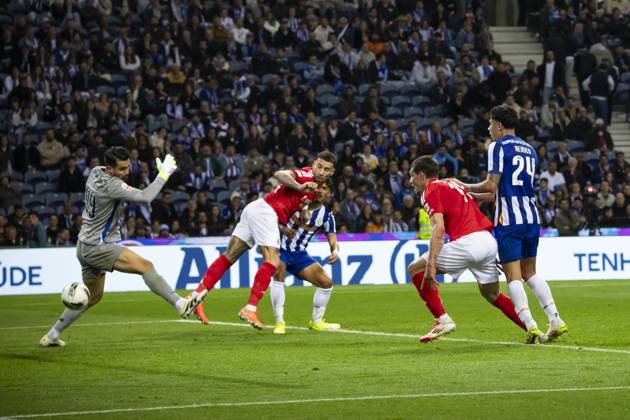 FC Porto v Lisboa e Benfica - Liga Portugal Betclic Nicolas Otamendi of SL Benfica scores during the Portuguese Primeira Liga soccer match between FC Porto and SL Benfica at Dragao Stadium in Porto, Portugal, on April 6, 2025. PORTO Portugal Copyright: xRitaxFrancax originalFilename:franca-fcportov250406_npv09
