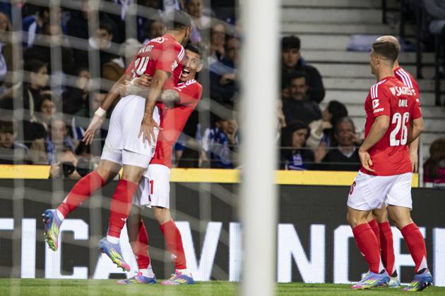 FC Porto v Lisboa e Benfica - Liga Portugal Betclic Vangelis Pavlidis and Angelo Di Maria of SL Benfica celebrate during the Portuguese Primeira Liga soccer match between FC Porto and SL Benfica at Dragao Stadium in Porto, Portugal, on April 6, 2025. PORTO Portugal Copyright: xRitaxFrancax originalFilename:franca-fcportov250406_npz9c