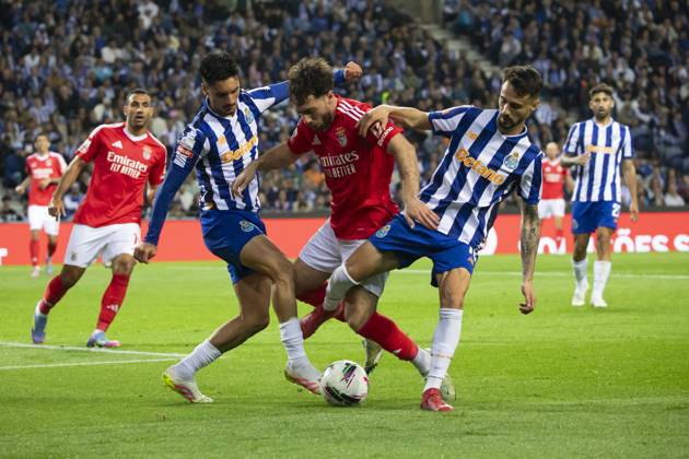 FC Porto v Lisboa e Benfica - Liga Portugal Betclic Kokcu of SL Benfica plays at the Portuguese Primeira Liga soccer match between FC Porto and SL Benfica at Estadio do Dragao in Porto, Portugal, on April 6, 2025. PORTO Portugal Copyright: xRitaxFrancax originalFilename:franca-fcportov250406_npzlh
