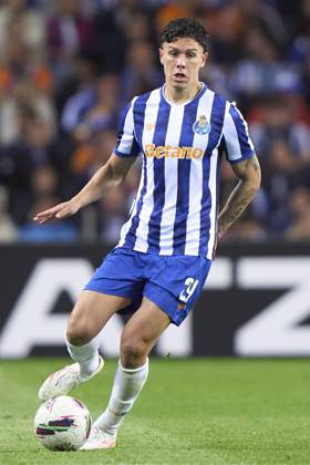FC Porto v Lisboa e Benfica - Liga Portugal Betclic Nehuen Perez of FC Porto plays during the Liga Portugal Betclic match between FC Porto and SL Benfica at Estadio Do Dragao in Porto, Portugal, on April 6, 2025. Porto Porto Portugal Copyright: xJosexManuelxAlvarezxReyx originalFilename:alvarezrey-fcportov250406_npDnA