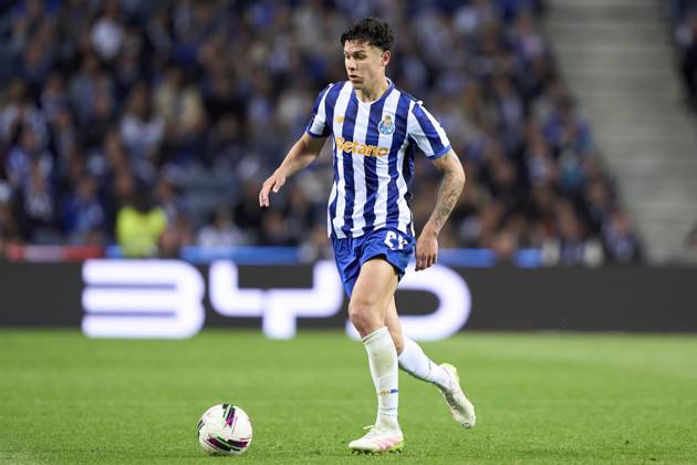 FC Porto v Lisboa e Benfica - Liga Portugal Betclic Nehuen Perez of FC Porto plays during the Liga Portugal Betclic match between FC Porto and SL Benfica at Estadio Do Dragao in Porto, Portugal, on April 6, 2025. Porto Porto Portugal Copyright: xJosexManuelxAlvarezxReyx originalFilename:alvarezrey-fcportov250406_npV0J