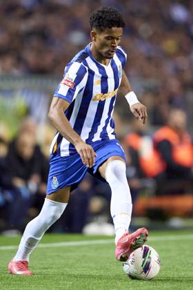 FC Porto v Lisboa e Benfica - Liga Portugal Betclic Goncalo Borges of FC Porto is in action during the Liga Portugal Betclic match between FC Porto and SL Benfica at Estadio Do Dragao in Porto, Portugal, on April 6, 2025. Porto Porto Portugal Copyright: xJosexManuelxAlvarezxReyx originalFilename:alvarezrey-fcportov250406_npy3A