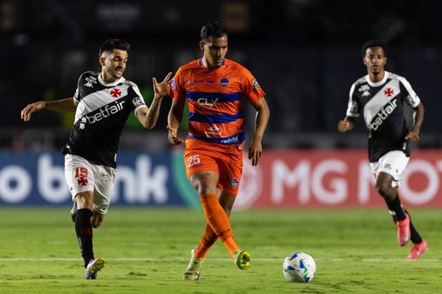 April 8, 2025, Rio de Janeiro, Rio de Janeiro, BRA: RIO DE JANEIRO, BRAZIL - APRIL 08: PAREDES of Puerto Cabello kicks the ball during the match between Vasco da Gama and Puerto Cabello as part of Copa CONMEBOL Sudamericana 2025 at Sao Januario Stadium on April 08, 2025 in Rio de Janeiro, Brazil. Rio de Janeiro BRA - ZUMAc227 20250408_zsp_c227_005 Copyright: xRuanoxCarneirox