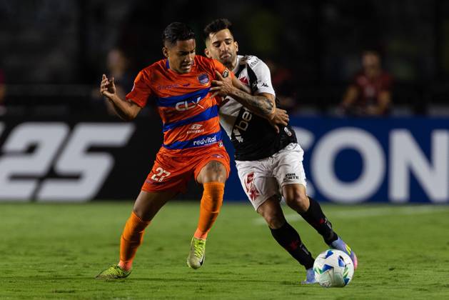 April 8, 2025, Rio de Janeiro, Rio de Janeiro, BRA: RIO DE JANEIRO, BRAZIL - APRIL 08: LINARES of Puerto Cabello fights for the ball with BENJAMIN GARRE of Vasco da Gama during the match between Vasco da Gama and Puerto Cabello as part of Copa CONMEBOL Sudamericana 2025 at Sao Januario Stadium on April 08, 2025 in Rio de Janeiro, Brazil. Rio de Janeiro BRA - ZUMAc227 20250408_zsp_c227_007 Copyright: xRuanoxCarneirox