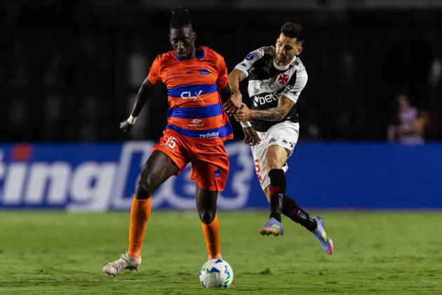 April 8, 2025, Rio de Janeiro, Rio de Janeiro, BRA: RIO DE JANEIRO, BRAZIL - APRIL 08: MBAYE of Puerto Cabello fights for the ball with BENJAMIN GARRE of Vasco da Gama during the match between Vasco da Gama and Puerto Cabello as part of Copa CONMEBOL Sudamericana 2025 at Sao Januario Stadium on April 08, 2025 in Rio de Janeiro, Brazil. Rio de Janeiro BRA - ZUMAc227 20250408_zsp_c227_013 Copyright: xRuanoxCarneirox