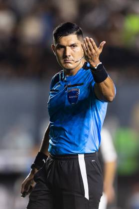 April 8, 2025, Rio de Janeiro, Rio de Janeiro, BRA: RIO DE JANEIRO, BRAZIL - APRIL 08: The Referee BRYAN LOAYZA gestures during the match between Vasco da Gama and Puerto Cabello as part of Copa CONMEBOL Sudamericana 2025 at Sao Januario Stadium on April 08, 2025 in Rio de Janeiro, Brazil. Rio de Janeiro BRA - ZUMAc227 20250408_zsp_c227_032 Copyright: xRuanoxCarneirox