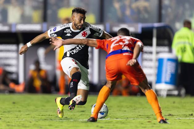 April 8, 2025, Rio de Janeiro, Rio de Janeiro, BRA: RIO DE JANEIRO, BRAZIL - APRIL 08: DIMITRI PAYET of Vasco da Gama fights for the ball during the match between Vasco da Gama and Puerto Cabello as part of Copa CONMEBOL Sudamericana 2025 at Sao Januario Stadium on April 08, 2025 in Rio de Janeiro, Brazil. Rio de Janeiro BRA - ZUMAc227 20250408_zsp_c227_041 Copyright: xRuanoxCarneirox