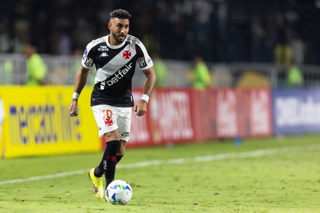 April 8, 2025, Rio de Janeiro, Rio de Janeiro, BRA: RIO DE JANEIRO, BRAZIL - APRIL 08: DIMITRI PAYET of Vasco da Gama controls the ball during the match between Vasco da Gama and Puerto Cabello as part of Copa CONMEBOL Sudamericana 2025 at Sao Januario Stadium on April 08, 2025 in Rio de Janeiro, Brazil. Rio de Janeiro BRA - ZUMAc227 20250408_zsp_c227_044 Copyright: xRuanoxCarneirox