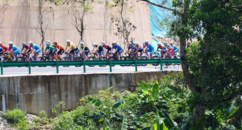 (250409) -- BAOTING, April 9, 2025 -- Cyclists compete during Stage 3 at the 16th Tour of Hainan cycling race from Lingshui to Baoting, south China s Hainan Province, April 9, 2025. ) (SP)CHINA-HAINAN-BAOTING-CYCLING-TOUR OF HAINAN (CN) YangxGuanyu 