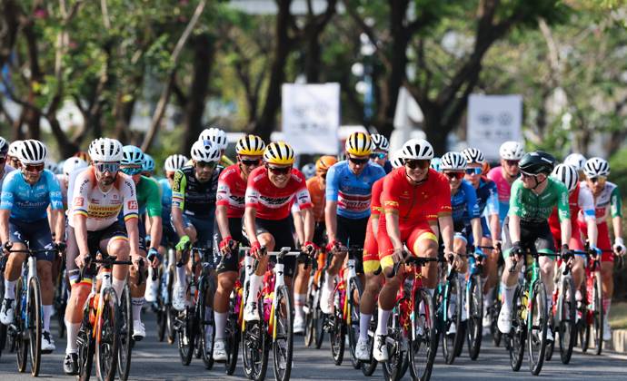 (250409) -- BAOTING, April 9, 2025 -- Cyclists compete during Stage 3 at the 16th Tour of Hainan cycling race from Lingshui to Baoting, south China s Hainan Province, April 9, 2025. ) (SP)CHINA-HAINAN-BAOTING-CYCLING-TOUR OF HAINAN (CN) YangxGuanyu 