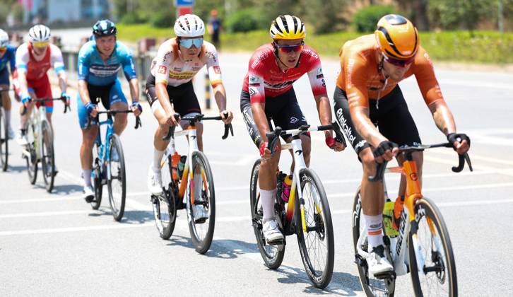 (250409) -- BAOTING, April 9, 2025 -- Cyclists compete during Stage 3 at the 16th Tour of Hainan cycling race from Lingshui to Baoting, south China s Hainan Province, April 9, 2025. ) (SP)CHINA-HAINAN-BAOTING-CYCLING-TOUR OF HAINAN (CN) YangxGuanyu 